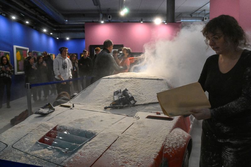 &copy; Reuters. Activistas climáticos de "Ultima Generazione" (Última Generación) arrojan harina a una obra de Andy Warhol, en Milán, Italia. 18 de noviembre de 2022. REUTERS/Flavio Lo Scalzo
