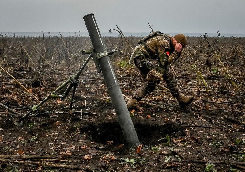 &copy; Reuters. Un militar ucraniano dispara un mortero en la línea del frente, mientras continúa el ataque de Rusia a Ucrania, en la región de Zaporiyia, Ucrania. 16 de noviembre, 2022.  REUTERS/Stringer