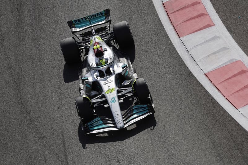 &copy; Reuters. Lewis Hamilton, de Mercedes, durante la práctica para el Gran Premio de Abu Dabi, en el Circuito Yas Marina, Abu Dabi, Emiratos Árabes Unidos - Noviember 18, 2022 REUTERS/Leonhard Foeger