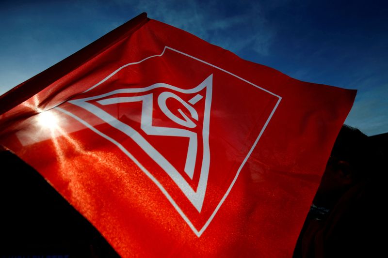 &copy; Reuters. FILE PHOTO: Members of German Metal Workers' Union IG Metall protest in front of a Siemens factory in Karlsruhe, Germany, January 24, 2018.  REUTERS/Ralph Orlowski/File Photo