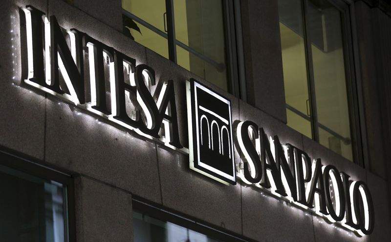 &copy; Reuters. Logo Intesa Sanpaolo a Milano.18 gennaio 2016. REUTERS/Stefano Rellandini