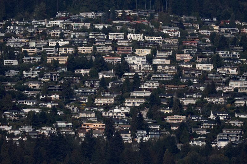 &copy; Reuters. FILE PHOTO: A residential housing neighborhood is seen in West Vancouver, British Columbia, Canada October 10, 2022. REUTERS/Chris Helgren/File Photo