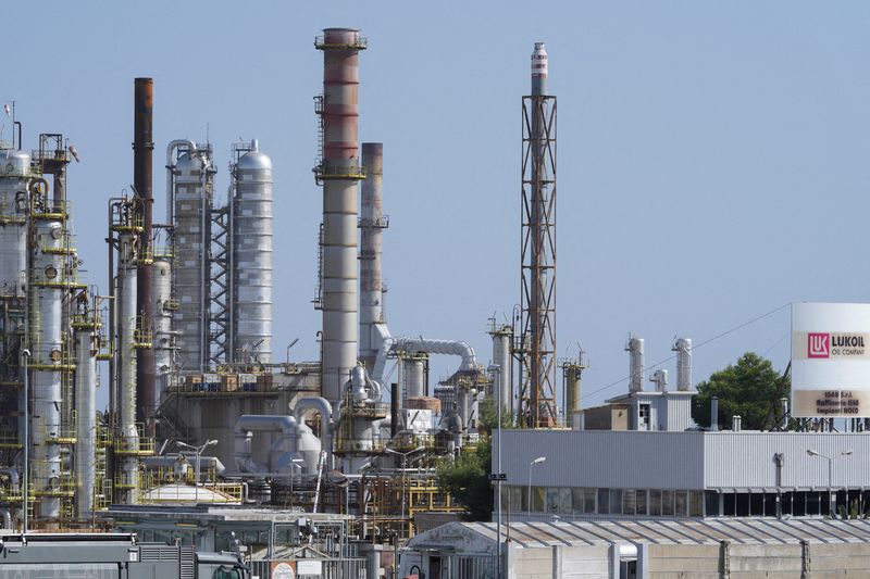 &copy; Reuters. Impianto Isab, la raffineria di petrolio di proprietà di Lukoil, a Priolo Gargallo, in provincia di Siracusa, 27 ottobre 2022.  REUTERS/Antonio Parrinello/File Photo/File Photo