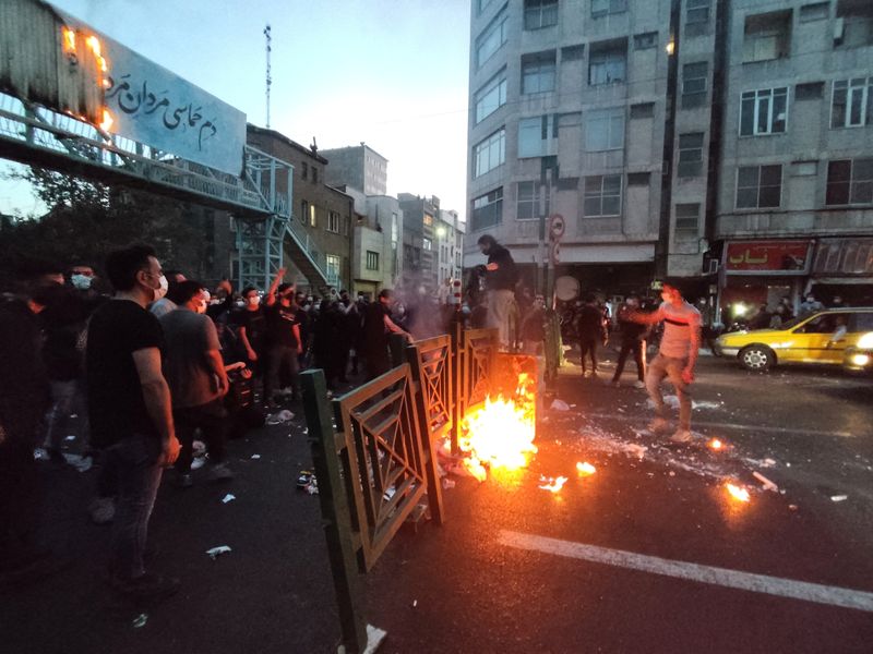 &copy; Reuters. FOTO DE ARCHIVO: Imagen referencial de un grupo de personas encendiendo una hoguera durante una protesta por la muerte de Mahsa Amini, una mujer que murió tras ser arrestada por la "policía de la moral" de la república islámica, en Teherán, Irán. 21
