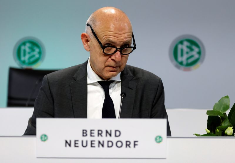 © Reuters. رئيس الاتحاد الألماني لكرة القدم بيرند نويندورف أثناء اجتماع في مدينة بون الألمانية في 11 مارس آذار 2022. صورة لرويترز . 