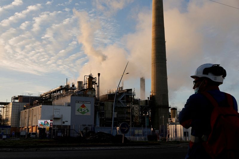 &copy; Reuters. FILE PHOTO: A worker stands in front of the ExxonMobil oil refinery in Port-Jerome-sur-Seine, France, October 12, 2022. REUTERS/Pascal Rossignol/File Photo