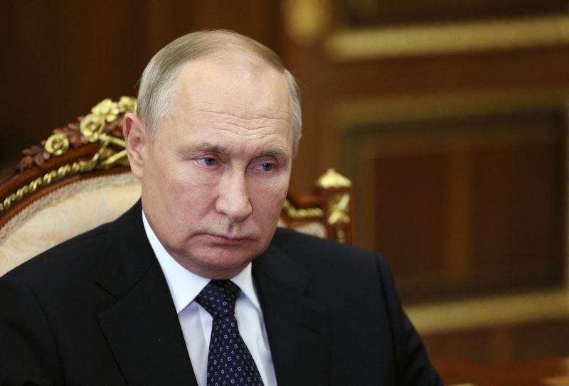 &copy; Reuters. الرئيس الروسي فلاديمير بوتين خلال اجتماع في موسكو يوم الخميس. صورة من ممثل لوكالات الأنباء. 