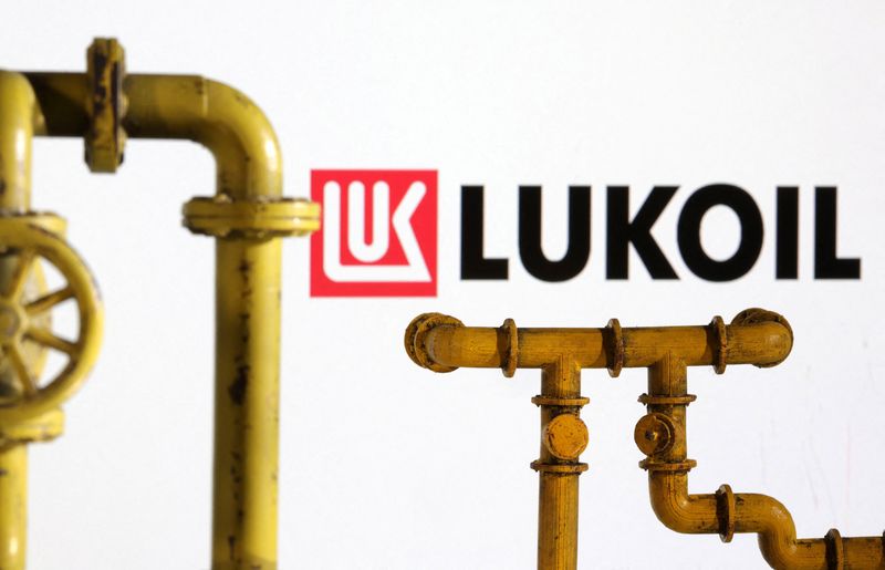 &copy; Reuters. Foto de archivo ilustrativa de un modelo de un gasoducto y el logo de Lukoil 
Jul 18, 2022. REUTERS/Dado Ruvic/ 