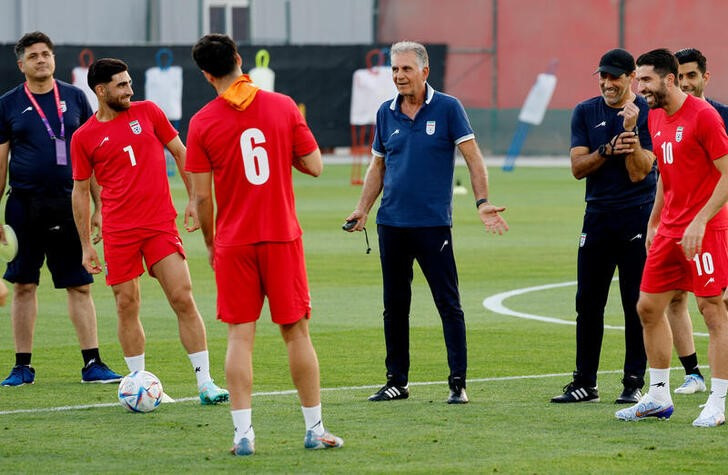 &copy; Reuters. El entrenador de la selección de Irán, Carlos Queiroz, bromea con varios jugadores durante un entrenamiento en un centro de portivo de Al Rayyan, Qatar. 17 noviembre 2022 REUTERS/Suhaib Salem