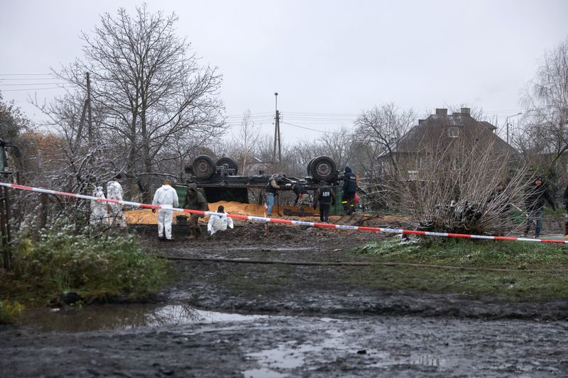 &copy; Reuters. ウクライナは１８日、ミサイルが着弾し２人が死亡したポーランド南東部の現場にウクライナの専門家が入り、作業を開始したと明らかにした。ウクライナが調査にどのような役割を果たす