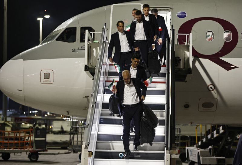 &copy; Reuters. أفراد من المنتخب الإيراني لكرة القدم لدى وصوله إلى الدوحة يوم 14 نوفمبر تشرين الثاني 2022. تصوير: حمد محمد - رويترز.