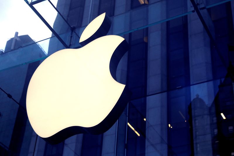 &copy; Reuters. Il logo di Apple Inc. è visibile appeso all'ingresso dell'Apple Store sulla 5th Avenue a Manhattan, New York, Stati Uniti, 16 ottobre 2019. REUTERS/Mike Segar/File Photo