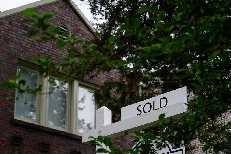 &copy; Reuters. FOTO DE ARCHIVO: Un letrero de "vendido" se ve afuera de una casa recientemente comprada en Washington, EEUU. 7 de julio de 2022. REUTERS/Sarah Silbiger