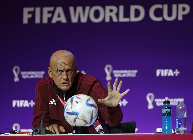 &copy; Reuters. Nov 18, 2022 
Foto del viernes del jefe de arbitraje de la FIFA, Pierluigi Collina, en una rueda de prensa 
REUTERS/John Sibley