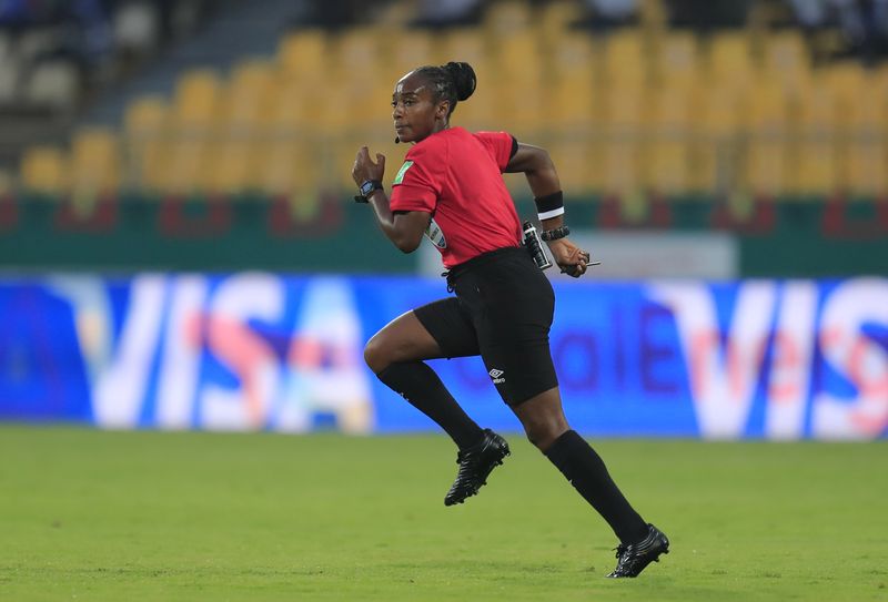 &copy; Reuters. FOTO DE ARCHIVO. La árbitra Salima Mukansanga durante un partido de la Copa Africana de Naciones entre Zimbabue y Guinea, en el Estadio Stade Ahmadou Ahidjo, Yaundé, Camerún - Enero 18, 2022. REUTERS/Thaier Al-Sudani