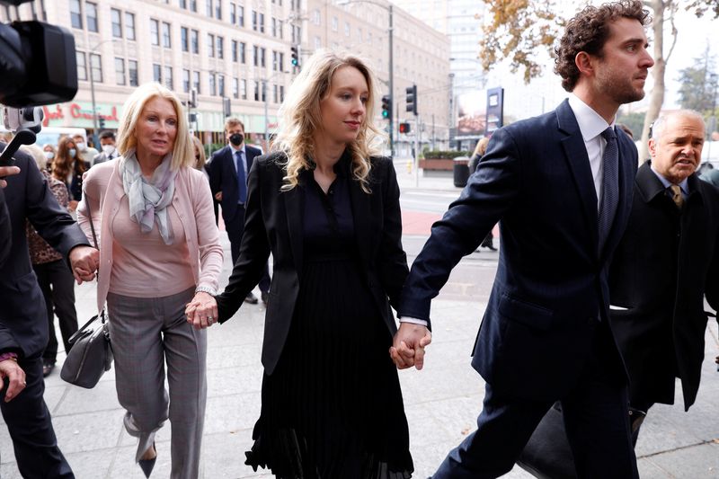 © Reuters. Theranos founder Elizabeth Holmes arrives with her family and partner Billy Evans to be sentenced on her convictions for defrauding investors in the blood testing startup at the federal courthouse in San Jose, California, U.S., November 18, 2022.  REUTERS/Brittany Hosea-Small