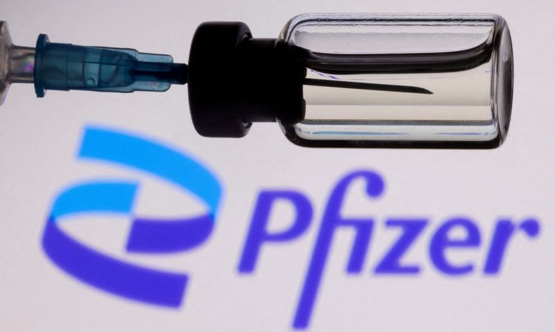 © Reuters. FILE PHOTO: A vial and a syringe are seen in front of a displayed Pfizer logo in this illustration taken November 27, 2021. REUTERS/Dado Ruvic/Illustration/File Photo/File Photo
