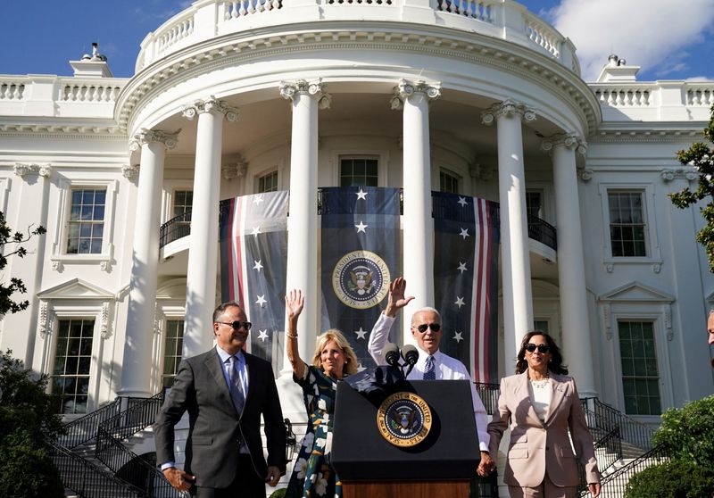 &copy; Reuters. FILE PHOTO: U.S. President Joe Biden and first lady Jill Biden are flanked by U.S. Vice President Kamala Harris and her husband Doug Emhoff following an event to celebrate the enactment of the "Inflation Reduction Act of 2022," which Biden signed into law