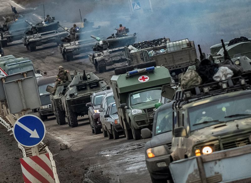 &copy; Reuters. دبابات ومركبات عسكرية أوكرانية على طريق في منطقة خيرسون في صورة يوم الجمعة. تصوير: فياتشيسلاف راتينسكي - رويترز.