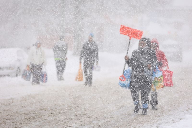 © Reuters. Residents walk on the street during a snowstorm as extreme winter weather hits Buffalo, New York, U.S., November 18, 2022.  REUTERS/Lindsay DeDario