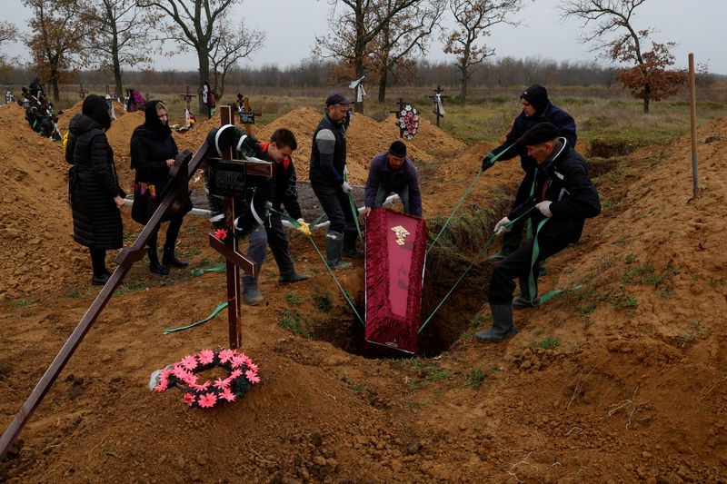 &copy; Reuters. Enterro de morador em Kherson, na Ucrânia
17/11/2022
REUTERS/Valentyn Ogirenko