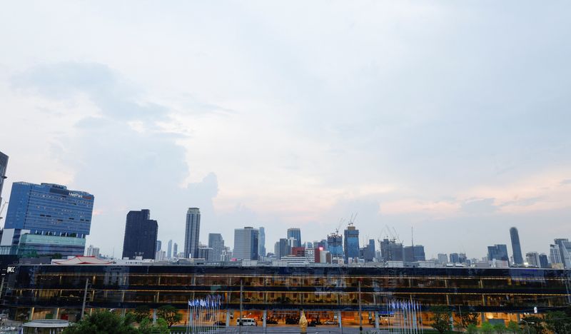 &copy; Reuters. Foto del jueves del Queen Sirikit National Convention Center donde tuvo lugar la cumbre de la APEC en Bangkok, Tailandia