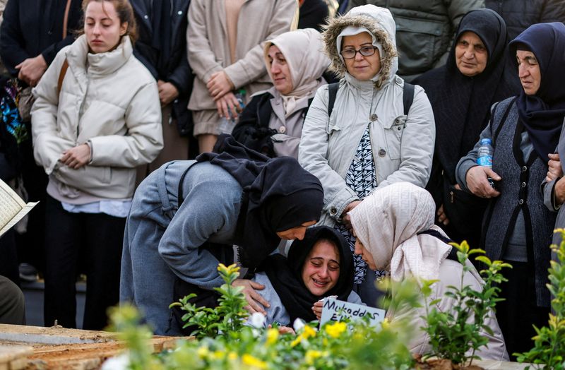 &copy; Reuters. أشخاص يحضرون جنازة أحد ضحايا تفجير إسطنبول في إسطنبول بتركيا يوم 14 نوفمبر تشرين الثاني 2022. تصوير: كمال أصلان - رويترز.