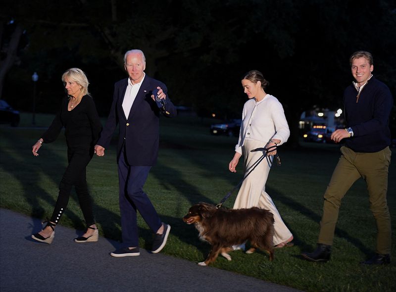 &copy; Reuters. FILE PHOTO: U.S. President Joe Biden, First lady Jill Biden, their granddaughter Naomi Biden, her fiance Peter Neal and dog "Charlie" walk from Marine One upon arrival to the White House, in Washington, U.S., June 20, 2022. REUTERS/Mary F. Calvert/File Ph