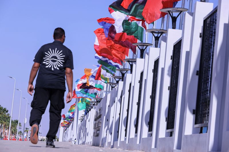 © Reuters. A general view of the entrance to the Sharm El-Sheikh International Convention Centre grounds, during the COP27 climate summit, in Sharm el-Sheikh, Egypt, November 19, 2022. REUTERS/Mohamed Abd El Ghany