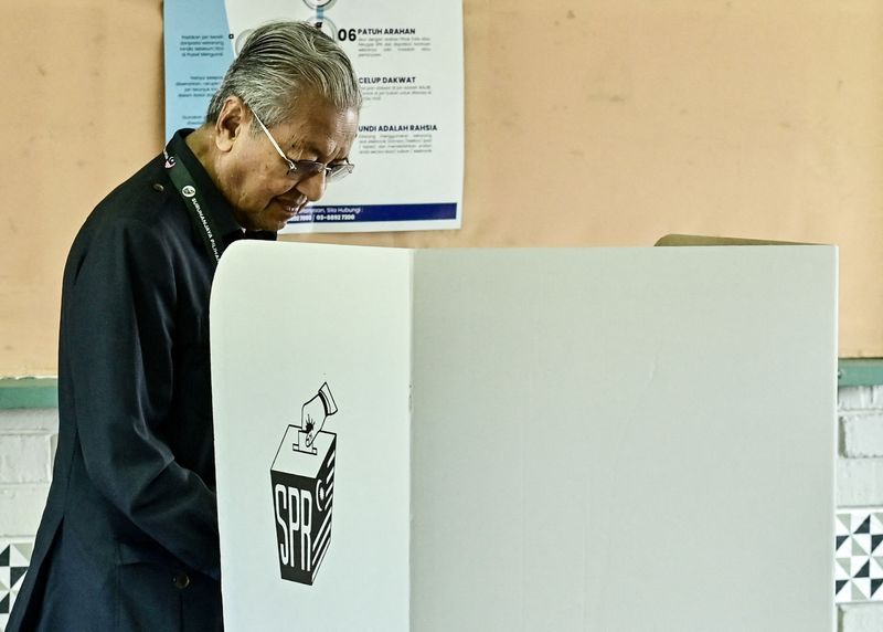 &copy; Reuters. Former Malaysia Prime Minister and Gerakan Tanah Air chairman Mahathir Mohamad casts his vote for the country's general election at Alor Setar, Kedah, Malaysia November 19, 2022. Malaysian Department of Information/Hafiz Itam/Handout via REUTERS 