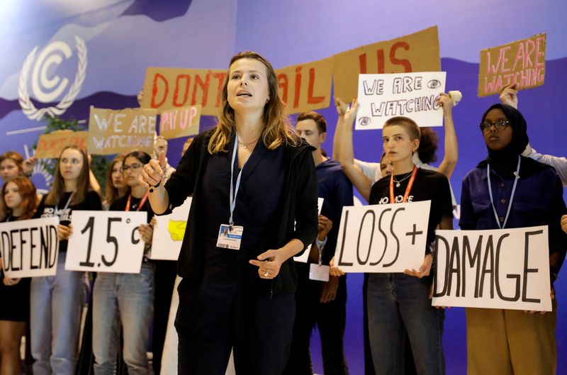 © Reuters. German climate activist Luisa Neubauer takes part in a protest demanding climate justice and human rights at the Sharm El-Sheikh International Convention Centre, during the COP27 climate summit, in Sharm el-Sheikh, Egypt, November 19, 2022. REUTERS/Mohamed Abd El Ghany