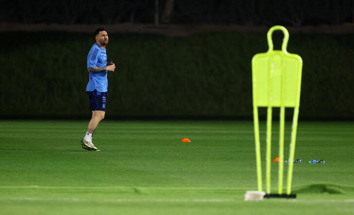 &copy; Reuters. Nov 19, 2022 
Foto del sábado del capitán de Argentina Lionel Messi realizando ejercicios diferenciados durante el entrenamiento 
REUTERS/Kai Pfaffenbach