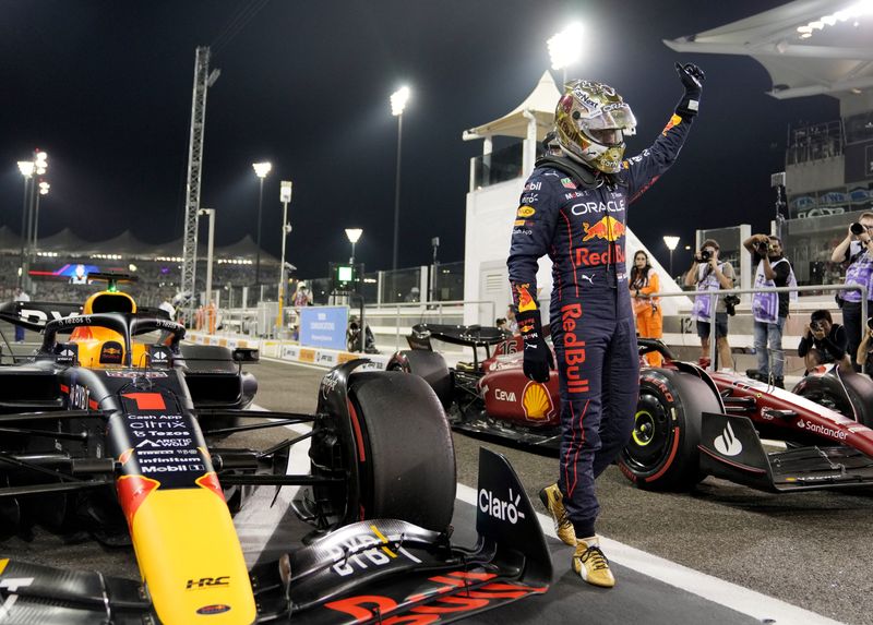 &copy; Reuters.  Nov 19, 2022 
Foto del sábado del piloto de Red Bull Max Verstappen celebrando tras quedarse con la pole position para el GP de Abu Dabi. 
Pool via REUTERS/Kamran Jebreili