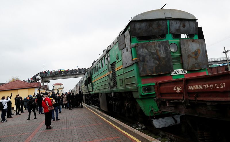 &copy; Reuters. The first train from Kyiv to Kherson arrives after Russia's military retreat from the city, at the main train station in Kherson, Ukraine November 19, 2022. REUTERS/Murad Sezer