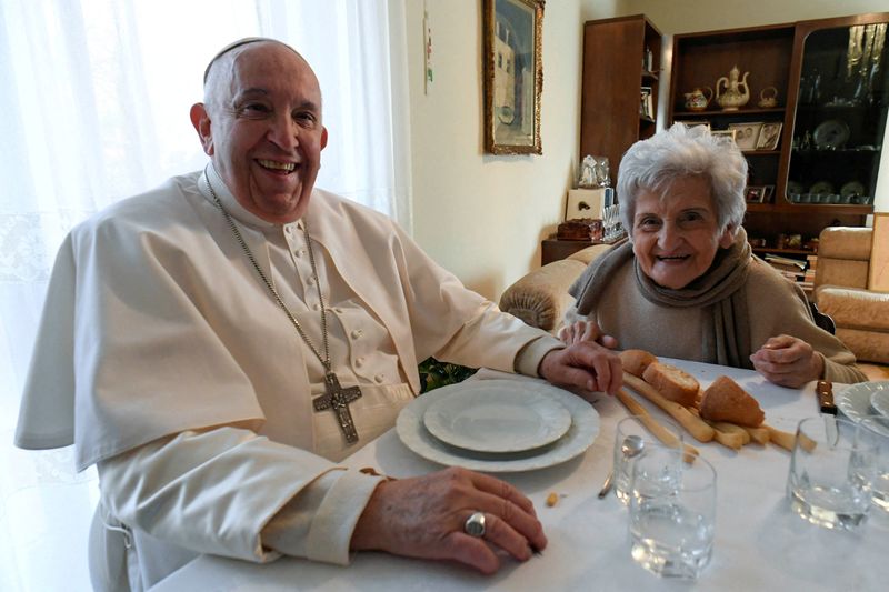 &copy; Reuters. Pope Francis meets with his cousin Carla Rebezzana, as she celebrates her 90th birthday, in Portacomaro, Italy, November 19, 2022. Vatican Media/Handout via REUTERS