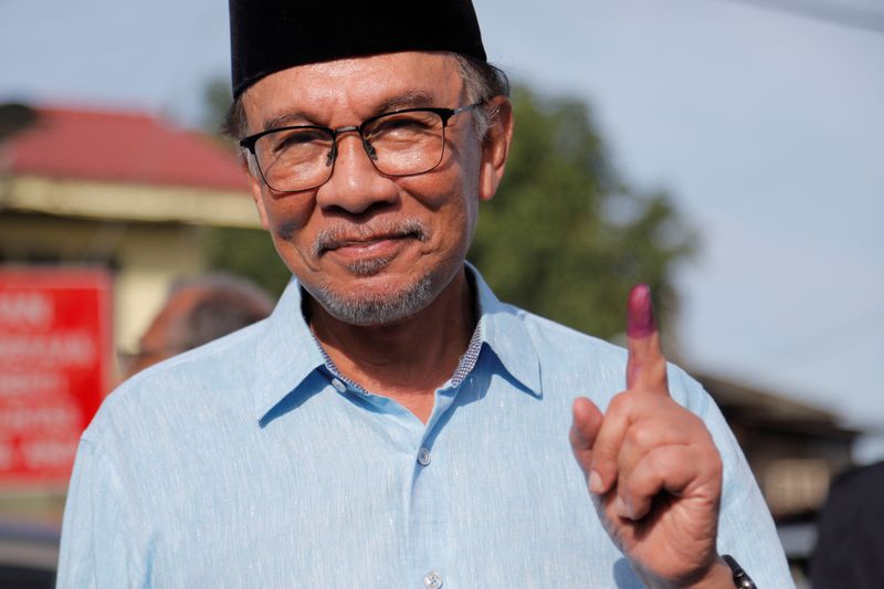&copy; Reuters. زعيم المعارضة الماليزي أنور إبراهيم يدلي بصوته في الانتخابات في بينانج في ماليزيا يوم السبت. تصوير: حسن نور حسين - رويترز.