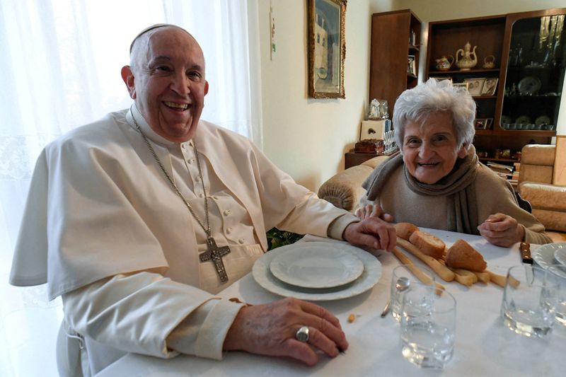 &copy; Reuters. Foto del sábado del Papa Francisco con su prima Carla Rebezzana en Portacomaro, Italia 
 Nov 19, 2022. Vatican Media/Handout via REUTERS