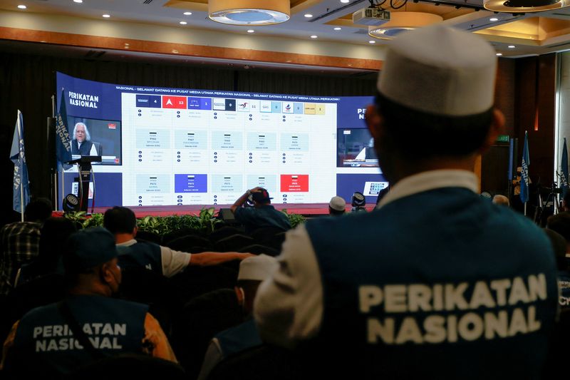 © Reuters. Supporters of Perikatan Nasional watch a video stream for live results of Malaysia's 15th general election at a hotel in Shah Alam, Malaysia November 19, 2022. REUTERS/Lai Seng Sin