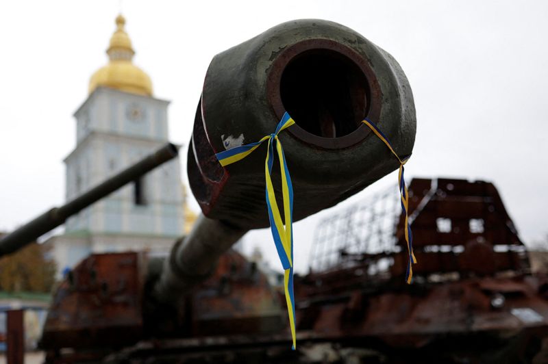 &copy; Reuters. FILE PHOTO: Ribbons in the colours of the Ukrainian flag are attached on a Russian self-propelled howitzer at an exhibition displaying destroyed Russian military vehicles outside the St. Michael's Golden-Domed Cathedral, amid Russia's invasion, in central