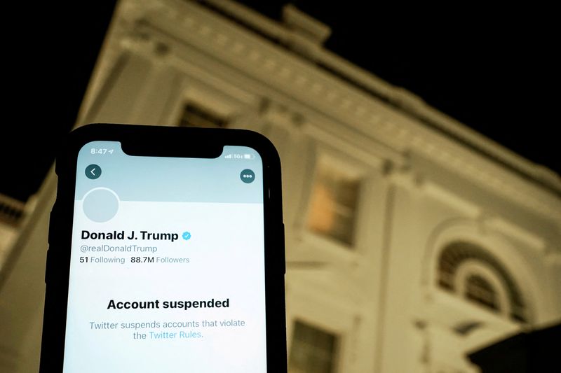 &copy; Reuters. صورة توضيحية لحساب الرئيس الأمريكي السابق دونالد ترامب على موقع تويتر وهو غير مُفعل على هاتف ذكي أمام البيت الأبيض في واشنطن بصورة من أرشيف 