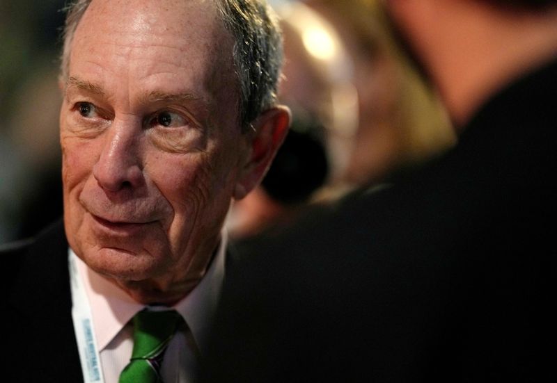 &copy; Reuters. FILE PHOTO: Former mayor of New York Michael Bloomberg speaks with participants prior to a meeting with Earthshot prize winners and finalists at the Glasgow Science Center during the UN Climate Change Conference (COP26) in Glasgow, Scotland, Britain, Nove