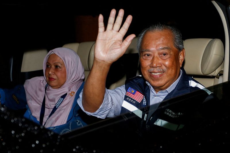 © Reuters. Malaysian former Prime Minister and Perikatan Nasional Chairman Muhyiddin Yassin waves as he leaves after Malaysia's 15th general election in Shah Alam, Malaysia November 20, 2022. REUTERS/Lai Seng Sin
