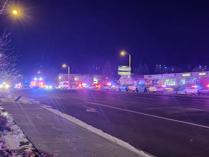 &copy; Reuters. Foto tomada de redes sociales  de varios autos de seguridad y emergencia estacionados tras un tiroteo en un bar gay en Colarado Springs
Nov 20, 2022
Trey Deabueno/TWITTER @TREYRUFFY/via REUTERS 