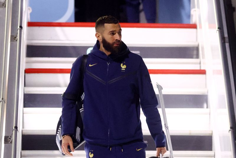 &copy; Reuters. لاعب المنتخب الفرنسي لكرة القدم كريم بنزيمة يصل إلى مطار حمد الدولي في الدوحة يوم 16 نوفمبر تشرين الثاني 2022. تصوير: هانا مكاي - رويترز.
