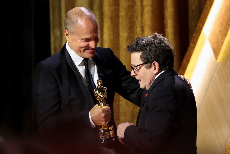 &copy; Reuters. Foto del sábado del actor Michael J. Fox recibiendo un Oscar honorífico de manos de Woody Harrelson Los Angeles, California
Nov 19, 2022. REUTERS/Mario Anzuoni