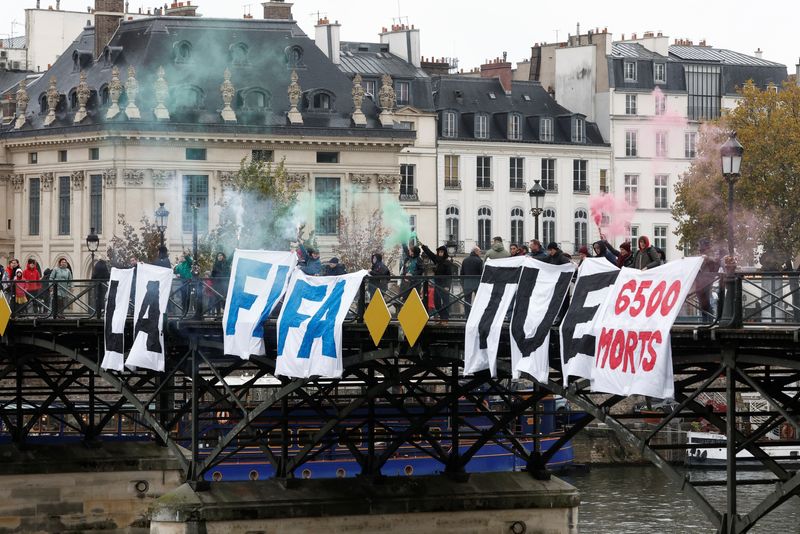 &copy; Reuters. "Les Degommeuses", une association et équipe de football queer, manifestent contre la Coupe du monde de football de la FIFA qui se tient au Qatar, sur le Pont des Arts à Paris. /Photo prise le 20 novembre 2022/REUTERS/Benoit Tessier