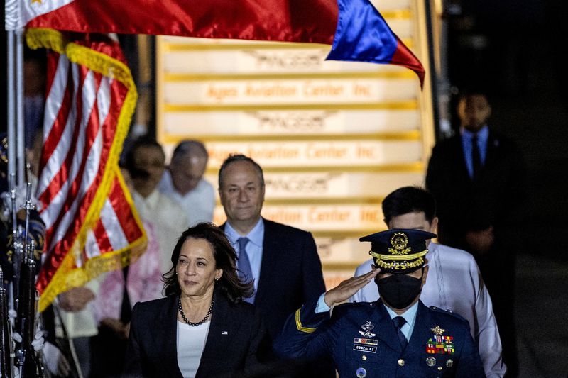 © Reuters. U.S. Vice President Kamala Harris and her husband Doug Emhoff arrive at Ninoy Aquino International Airport, in Metro Manila, Philippines, November 20, 2022. REUTERS/Eloisa Lopez