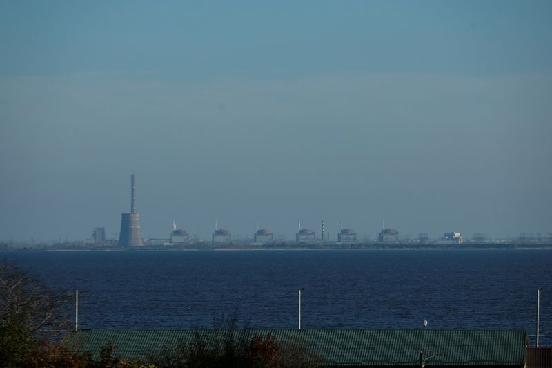 © Reuters. FILE PHOTO: A view shows Zaporizhzhia Nuclear Power Plant from the town of Nikopol, amid Russia's attack on Ukraine, in Dnipropetrovsk region, Ukraine November 7, 2022.  Picture taken through glass. REUTERS/Valentyn Ogirenko/File Photo