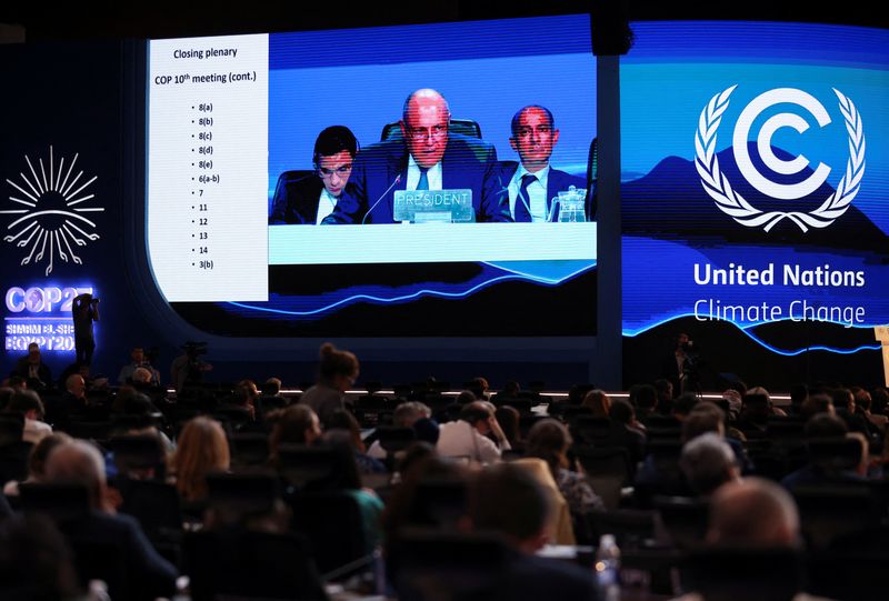 &copy; Reuters. Foto del domingo del presidente de la COP27 Sameh Shoukry hablando en el cierre del plenario climático en Sharm el-Sheikh
Nov 20, 2022. REUTERS/Mohamed Abd El Ghany