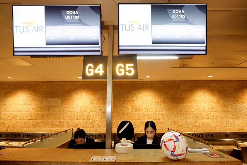 &copy; Reuters. كرة قدم على مكتب تسجيل دخول المسافرين قبل إقلاع اول رحلة مباشرة بين إسرائيل وقطر لحضور المشجعين مباريات كأس العالم 2022 في مطار بن جوريون الدو